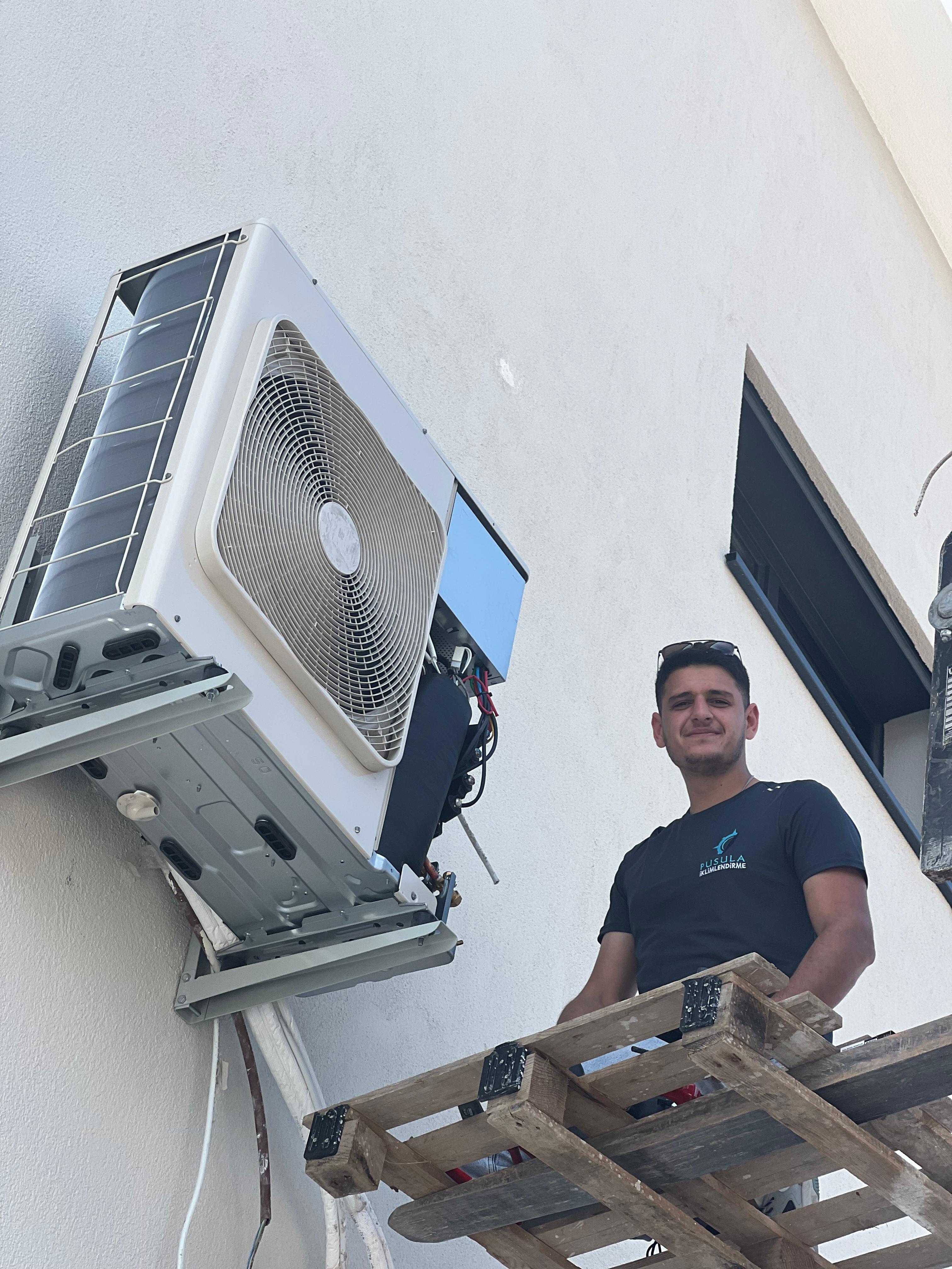 Didim'de klima montajı yapan Pusula İklimlendirme servis ekibi